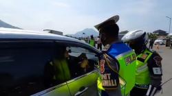 Tak Bawa Bukti Hasil Swab dan Tolak Rapid Test Antigen, Pemudik Diputar Balik di Garut<