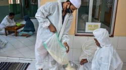 Terima Pembayaran Zakat, Pengurus Masjid Ini Pakai Baju Hazmat