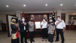 Kapolda Kepri Terima Penghargaan TRC Perlindungan Perempuan dan Anak