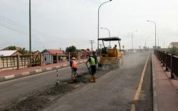 Menjelang Lebaran, Perbaikan Jalan Dalam Kota Palembang Dikebut<