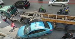 Video Diduga Rem Blong, Truk Trailer Tabrak Taksi