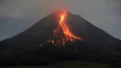 Gunung Merapi Luncurkan Awan Panas dan Lava Pijar Sejauh 2 Kilometer