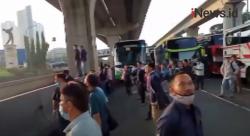 Video Puluhan Buruh Protes Penyekatan Kendaraan di Tol Cikarang Barat
