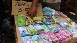 Aneka Amplop Lebaran Dijual di Pasar Asemka