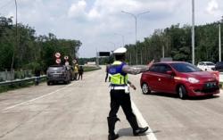 Kelabui Petugas, 7 Pemudik Naik Ambulans di Tol Cikarang