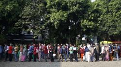 Ribuan Warga Kreo Tangerang Antre Ambil Bantuan Sosial Tunai