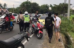 Video Viral Mobil VW Kuning Terobos Penyekatan hingga Tabrak Polisi