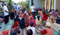 Bahagianya Para Janda Tua Dapat Bantuan Sembako Jelang Lebaran