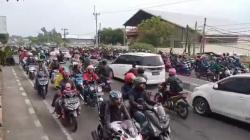 Macet Parah, Pemudik Motor Nekat Lawan Arus di Jalur Pantura Cirebon<