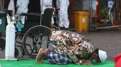 Potret Pasien Covid-19 Sholat Id Meski Dipasang Infus dan Oksigen