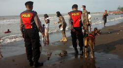 Petugas Gabungan Patroli Protokol Kesehatan di Pantai Alam Indah Tegal