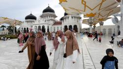 Wisata Religi, Masjid Raya Baiturrahman Aceh Dipadati Pengunjung