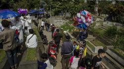 TPU Sirnaraga Bandung Ramai Meski Ada Larangan Ziarah Kubur