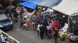 Penjual Mainan Pasar Gembrong Ramai Pembeli