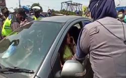 Perempuan Ini Ngamuk saat Diminta Putar Balik di Cilegon <