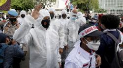 Polisi Pakai Baju Hazmat Bantu Pengamanan Unjuk Rasa
