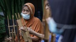 Lansia Latihan Bermain Angklung Mengisi Waktu Luang<
