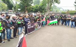 Driver Online Bandung Raya Serukan Save Palestina di Gedung Sate Bandung