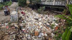 Sampah Menumpuk di Kali Baru Cilebut Bogor Sebabkan Banjir