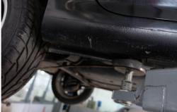 Cara Mendongkrak Mobil, Awas Jangan Salah Tentukan Titik Tumpu 