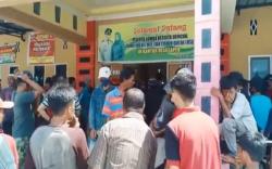 Lahan Diklaim Orang, Warga Polman Ngamuk Bawa Parang Kepung Kantor Desa