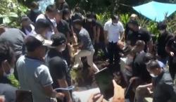Video Isak Tangis Keluarga Pecah saat Pemakaman Jenazah Bocah dalam Karung di Manado