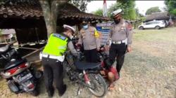 Razia Motor Brong, Polisi Hukum Pelanggar Dengarkan Suara Bising Knalpot    