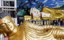 Patung Buddha Tidur Dibersihkan Jelang Perayaan Hari Raya Waisak