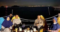 Ustaz Abdul Somad dan Istri Nikmati Pemandangan Singapura dari Kota Batam, Netizen Salah Fokus