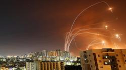 Foto Terbaik Mei 2021, Iron Dome Beterbangan hingga Gerhana Bulan di Langit Athena