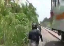 Video Polisi Kejar Komplotan Pengedar Narkoba di Jalur Rel KA Sumut
