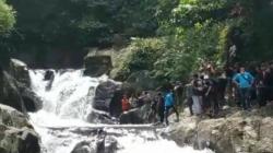 Terpeleset saat Selfie, 2 Wisatawan Asal Bandung Tewas Tenggelam di Curug Rahong Garut<