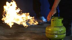 Pemadam Kebakaran Edukasi Masyarakat Tangani Kebocoran Tabung Gas