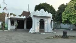 Legenda Buaya Putih di Situs Lawang Sanga Keraton Kasepuhan Cirebon, Anak Sultan yang Dikutuk 