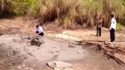 Sampel Lumpur dari Semburan di Desa Cipanas Cirebon Diteliti di Laboratorium