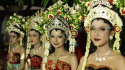 Deretan Perempuan Cantik Pakai Busana Pengantin Khas Banyuwangi