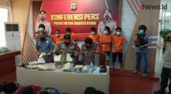 Video Polisi Ringkus Puluhan Orang Pesta Narkoba Berkedok Liburan Keluarga di Cipanas