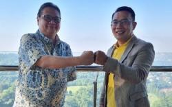 Kenakan Kaus Kuning, Ridwan Kamil Bertemu Ketum Golkar Airlangga di Bandung