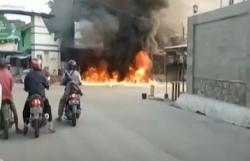 Video Tumpahan Bensin Sebabkan Warung Makan Ludes Terbakar