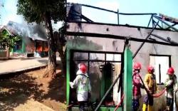 Api Kompor Sambar Bensin, Rumah di Cirebon Ludes Terbakar, Suami-Istri Terluka<