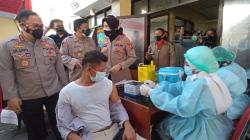 Polrestabes Bandung Gelar Vaksinasi Massal bagi Warga di Eks Lokalisasi Saritem