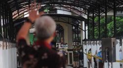 Berikan Semangat, Ganjar Pranowo Menyapa Pasien OTG dari Kejauhan