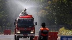 Pos Penyekatan Jembatan Suramadu Disemprot Cairan Disinfektan