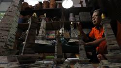 Pria Ini Buat Kerajinan Tangan dari Kertas Bekas, Dijual hingga Rp500.000