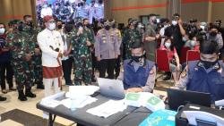 Panglima TNI Tinjau Serbuan Vaksinasi di Bandung, Ingatkan Warga Disiplin Prokes<