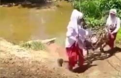Video Viral Siswa SD Sebrangi Sungai dengan Keranjang Terbang<