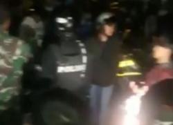 Video Pria di Tasikmalaya Serang Rumah Mantan Pacar dengan Golok