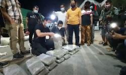 Video BNNP Bali Amankan 44 Kg Ganja dalam Truk Ekspedisi