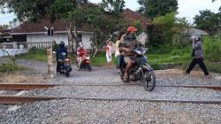 Tragis, 2 Wanita Berboncengan Motor Tertabrak Kereta di Tasikmalaya, 1 Tewas<