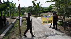 Puluhan Brimob Mabes Polri Jaga Ketat Desa Bantengan Madiun yang Dikarantina